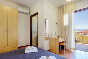 Standard-Doppel- oder -Zweibettzimmer, Klimaanlage, Hügelblick | Minibar, Babybetten, kostenloses WLAN, Bettwäsche