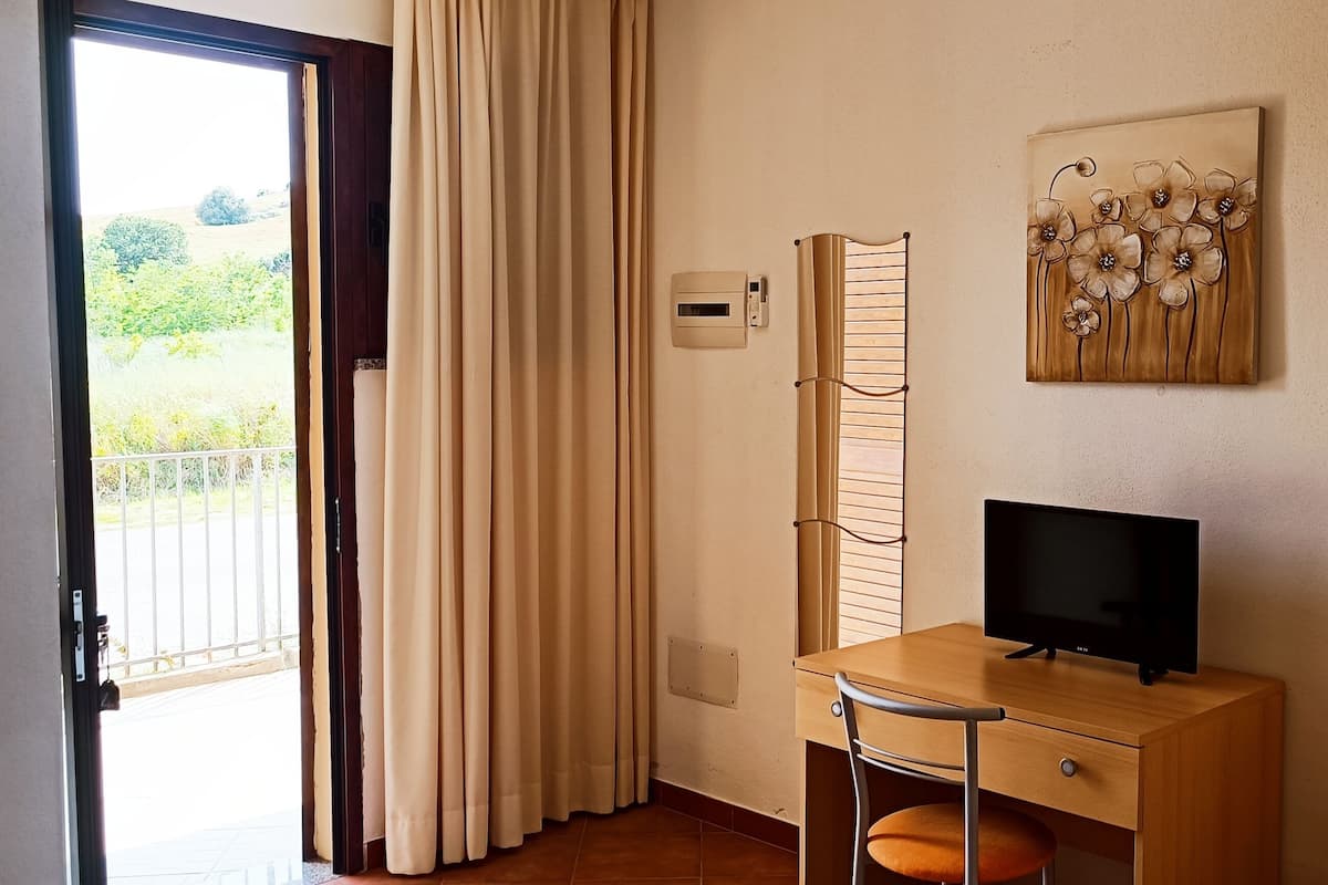 Habitación estándar con 1 cama matrimonial o 2 individuales, aire acondicionado, vista a la colina | Cunas, wifi gratis, ropa de cama y acceso para silla de ruedas