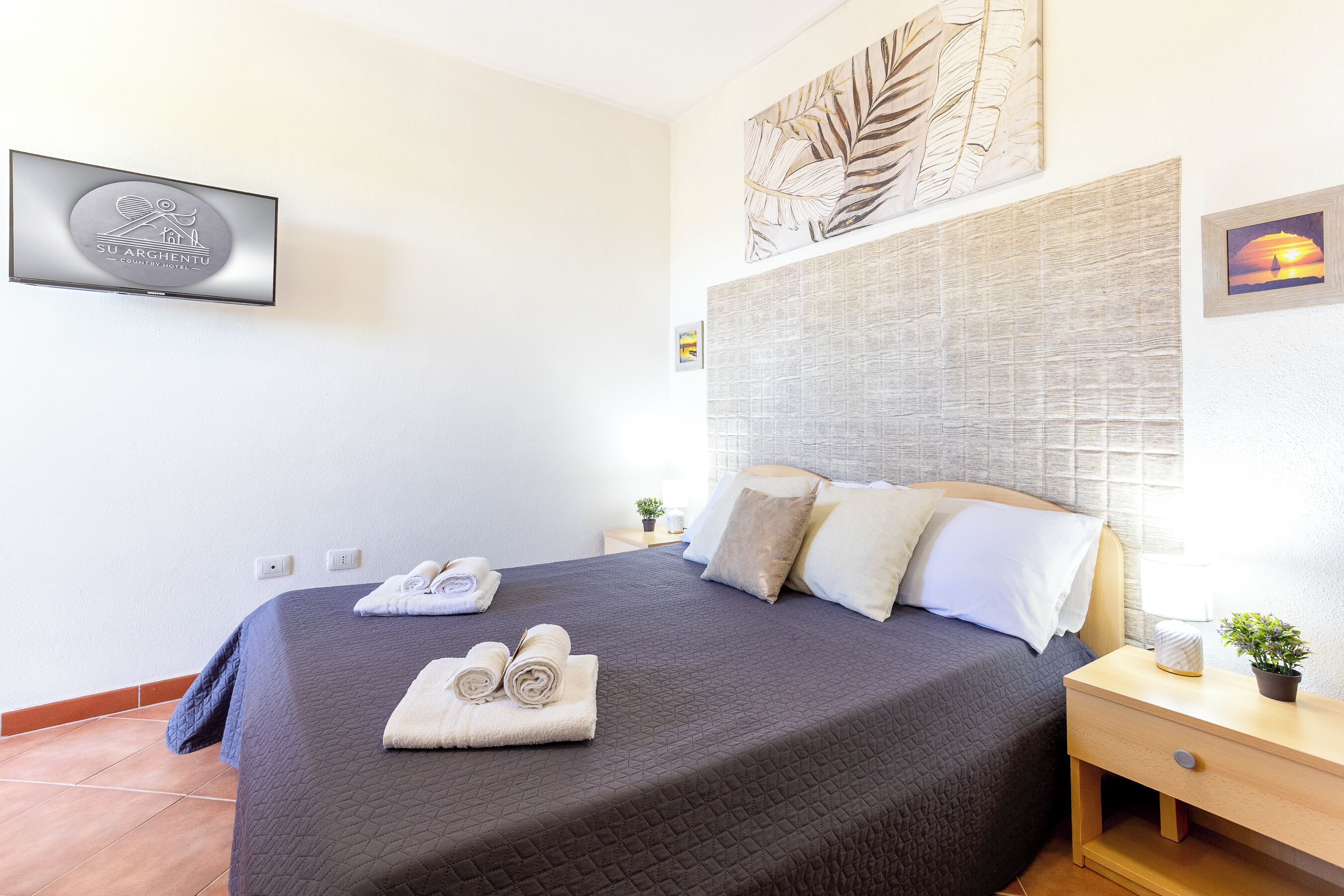 Standard-Doppel- oder -Zweibettzimmer, Klimaanlage, Hügelblick | Minibar, Babybetten, kostenloses WLAN, Bettwäsche