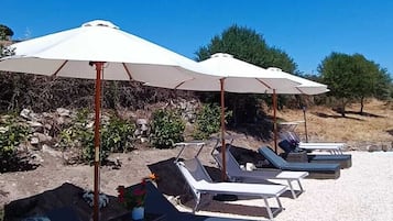 Piscina stagionale all'aperto, ombrelloni da piscina, lettini
