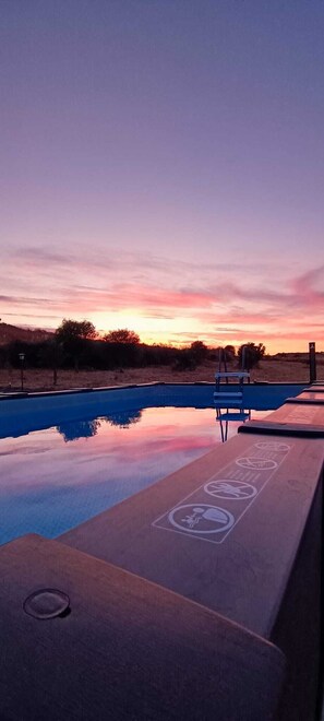 Piscina externa sazonal, guarda-sóis, espreguiçadeiras