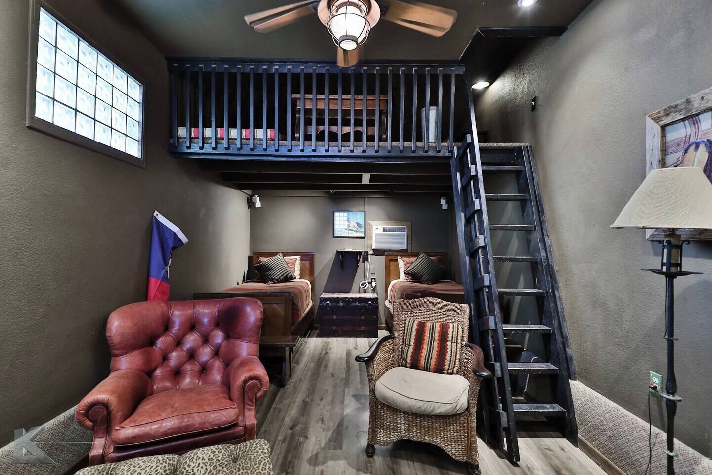 5 bedrooms, iron/ironing board, WiFi, bed sheets