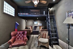 5 bedrooms, iron/ironing board, WiFi, bed sheets - Historic Sayles Ranch- Pool and Amazing Decor! (Abilene)