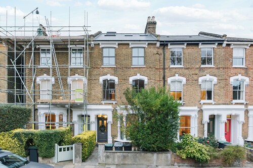 Private Comfortable Loft Apt in Superb Period Home 5 mins walk to Finsbury Park
