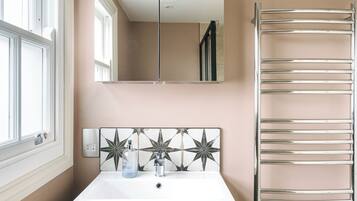 Regadera, secadora de cabello, toallas, jabón