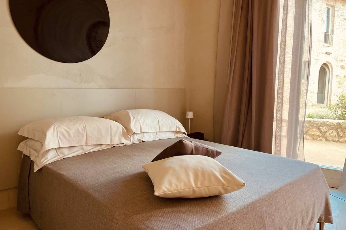 Chambre Deluxe double, vue sur le lac | Coffre-fort, bureau, accès au Wi-Fi (inclus)