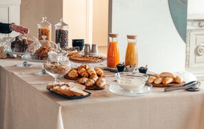 朝食 (ビュッフェ)、毎日提供 (無料)