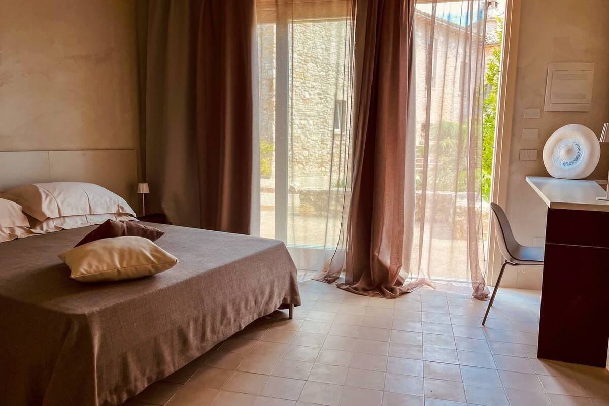 Chambre Deluxe | Coffre-fort, bureau, accès au Wi-Fi (inclus)