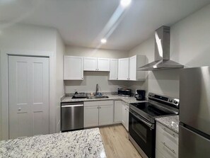 冷蔵庫、電子レンジ、オーブン、コンロ