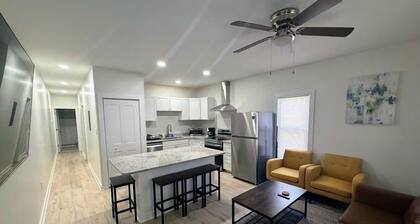 Renovated 2 Bedroom Great Central Location!  New Property, Seasoned Superhost