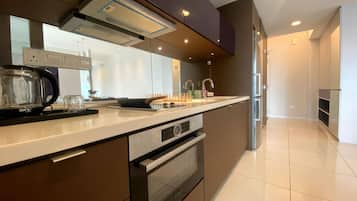 Superior Apartment, 2 Bedrooms, Kitchen, City View | Dapur peribadi | Peti sejuk, ketuhar gelombang mikro, dapur