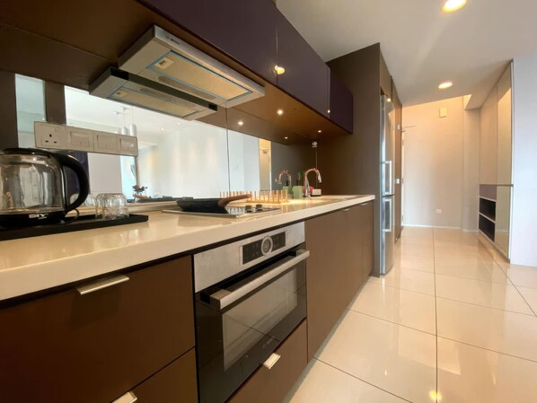 Superior Apartment, 2 Bedrooms, Kitchen, City View | Dapur peribadi | Peti sejuk, ketuhar gelombang mikro, dapur