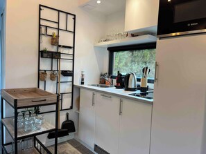 Refrigerador, microondas, placa de cocina, lavavajillas