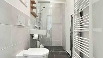 Serviettes fournies, savon, papier toilette