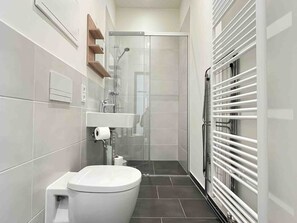 Serviettes fournies, savon, papier toilette