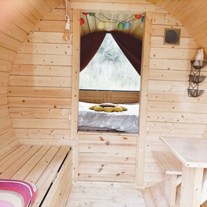 4 bedrooms, bed sheets