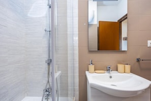 Dusche, kostenlose Toilettenartikel, Haartrockner, Bidet