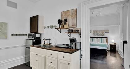 Cozy 1-Bed Apt | Mins to Downtown & Beach|Parking