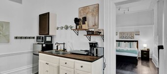 Cozy 1-Bed Apt | Mins to Downtown & Beach|Parking