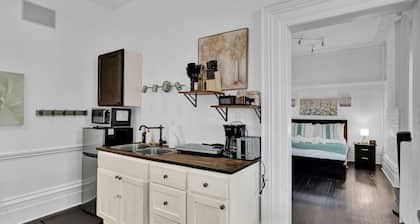 Cozy 1-Bed Apt | Mins to Downtown & Beach|Parking