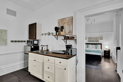 Cozy 1-Bed Apt | Mins to Downtown & Beach|Parking