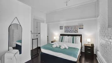 1 habitación, escritorio, tabla de planchar con plancha y wifi