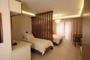 Family İki Ayrı Yataklı Oda, Şehir Manzaralı | Odada kasa, masa, dizüstü bilgisayar çalışma alanı, güneşlik/perde 
