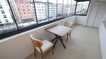 Habitación familiar con 2 camas individuales, vistas a la ciudad | Zona de estar