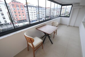 Quarto duplo família, vista para a cidade | Área de estar