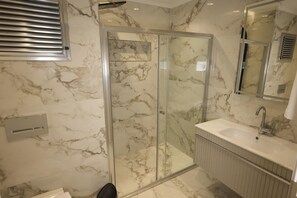Habitación familiar con 2 camas individuales, vista a la ciudad | Baño | Regadera, secadora de cabello, pantuflas, toallas 