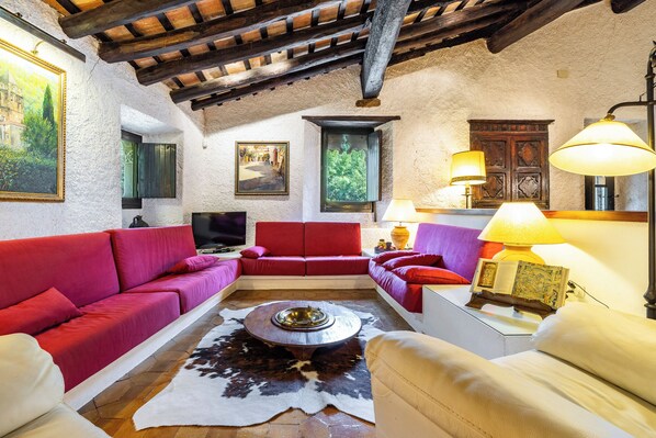 Televisio, takka, pöytäjalkapallopöytä, pöytätennispöytä