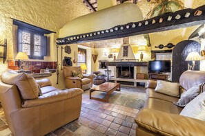 Televisio, takka, pöytäjalkapallopöytä, pöytätennispöytä