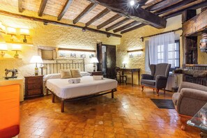 7 makuuhuonetta, tallelokero huoneessa, silitysrauta/-lauta, Wi-Fi