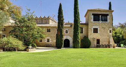 Mas Joanmiquel, Mas Joanmiquel - Masía del siglo XVI con bosque privado