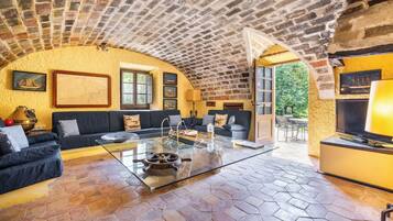 Fernseher, Kamin, TischfuĂball, Tischtennisplatte