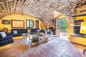 Televisión, chimenea, futbolito y tenis de mesa 