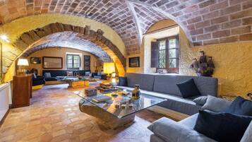 Télévision, cheminée, baby-foot, table de tennis de table