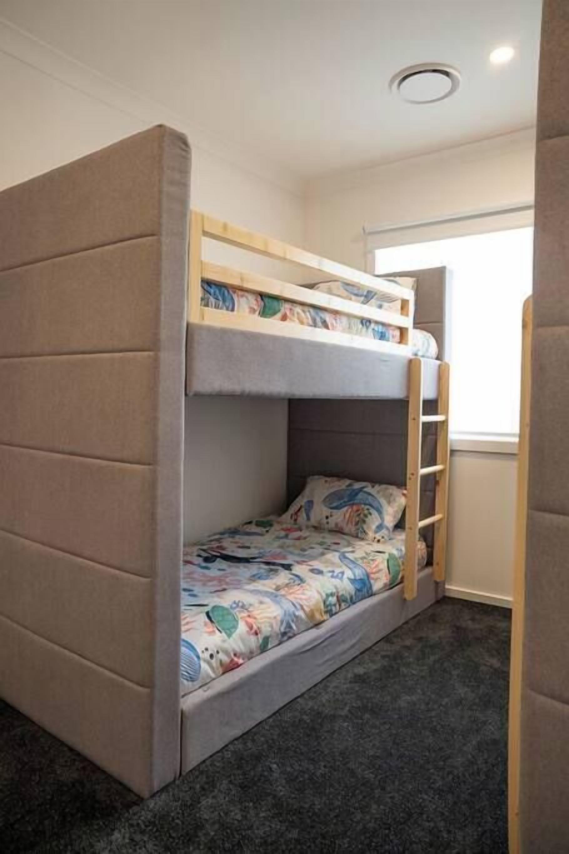 5 bedrooms, WiFi, bed sheets