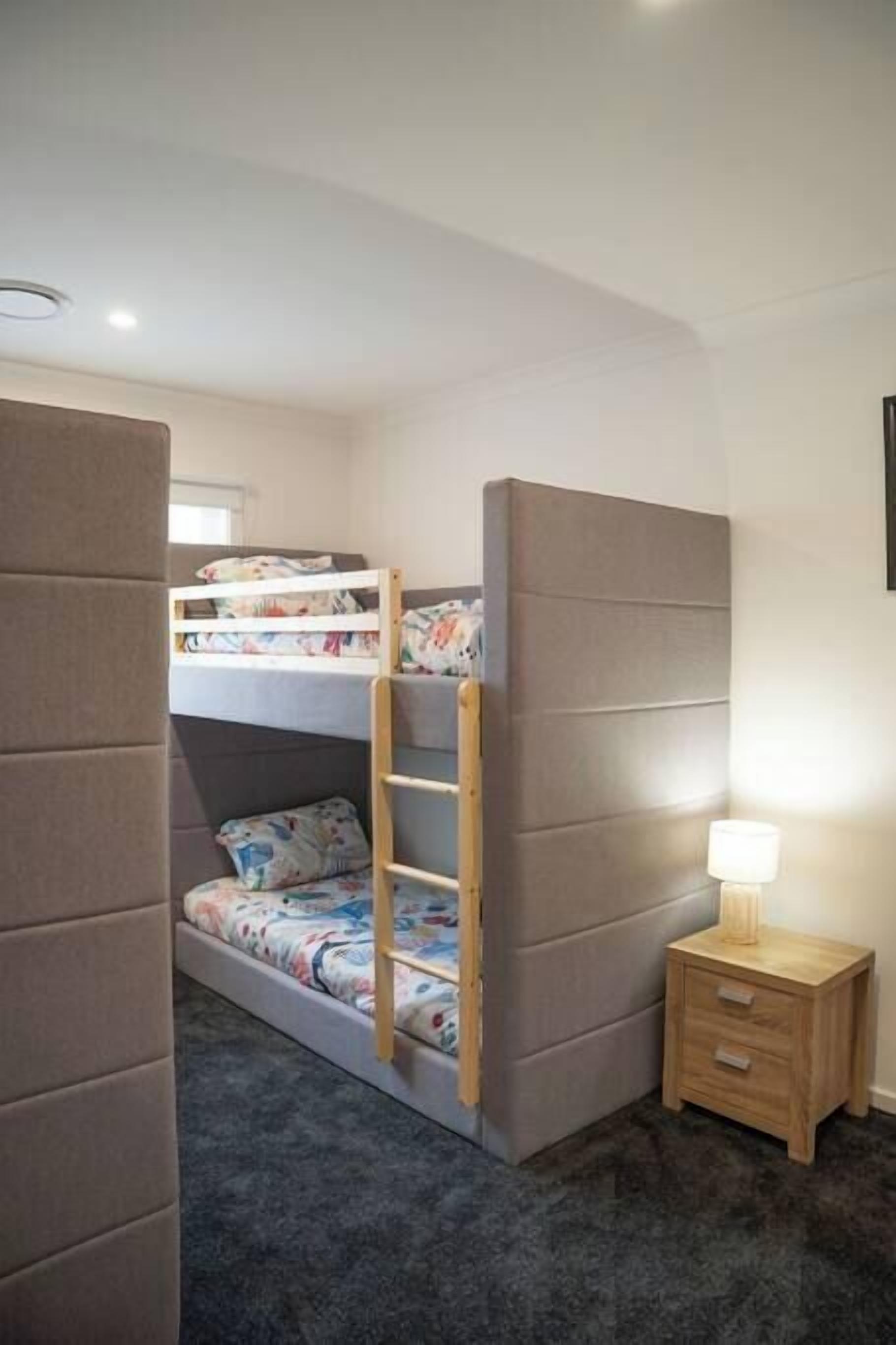 5 bedrooms, WiFi, bed sheets