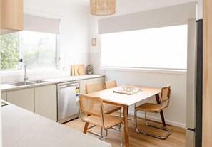 Dining - Mrs Darcys cottage Su (Port Campbell)