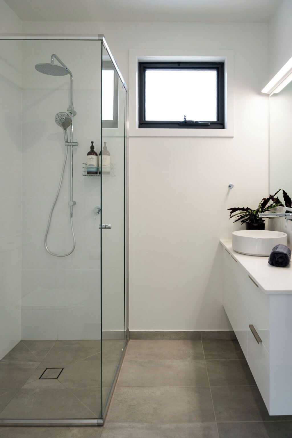 Een douche, een haardroger, handdoeken