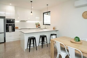 Frigorífic, microones, forn i placa de cuina 