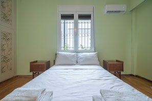 2 bedrooms, iron/ironing board, WiFi, bed sheets - Retro 2-Bdrm House Near Metro in Heraklion by ΜΡS (Iraklio)