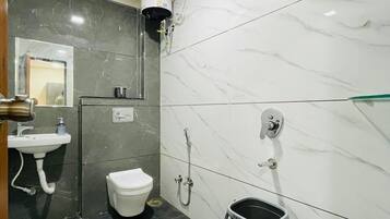 Deluxe Room | Bathroom | Shower, towels, soap