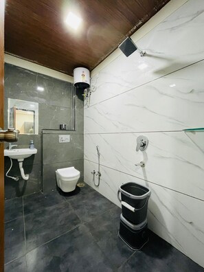 Deluxe Room | Bilik Mandi | Pancuran mandi, tuala disediakan, sabun 