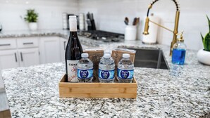 コーヒー / ティーメーカー、冷蔵庫、電子レンジ、オーブン