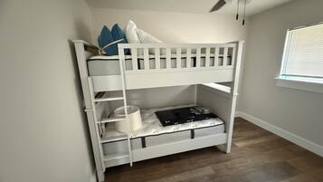 3 slaapkamers, een strijkplank/strijkijzer, wifi, beddengoed