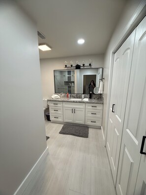 Shower, hair dryer, bidet, towels