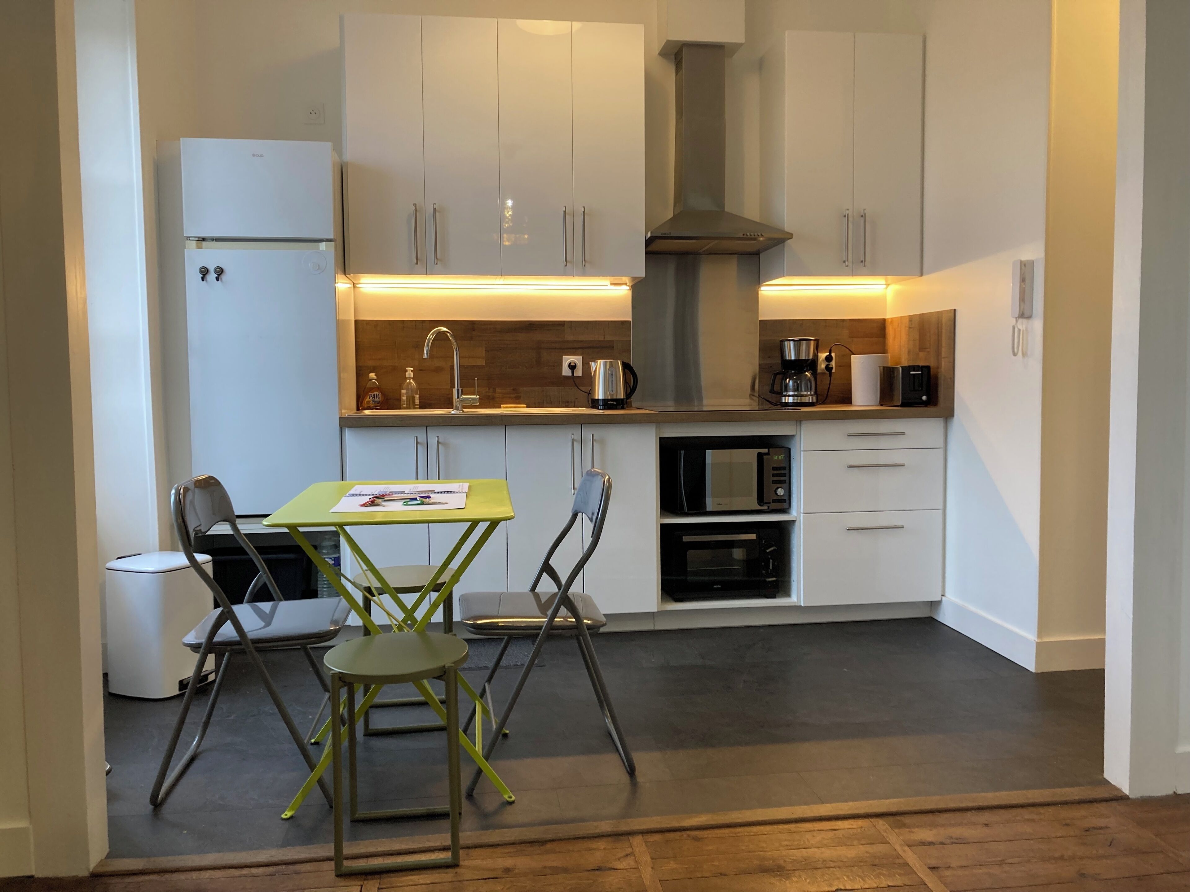 Micro-ondes, four, plaque de cuisson