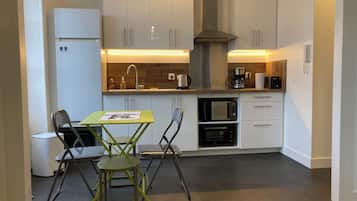 Micro-ondes, four, plaque de cuisson